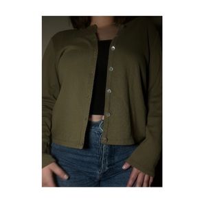 Olive green cardigan w pearl buttons🫒🫧

Size medium〽️

Good condition and cute
